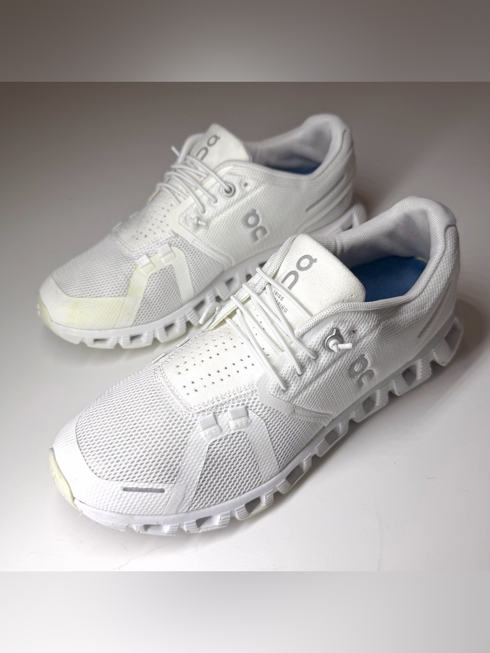 On Running Women’s White Cloud Athletic Sneakers Size- 8